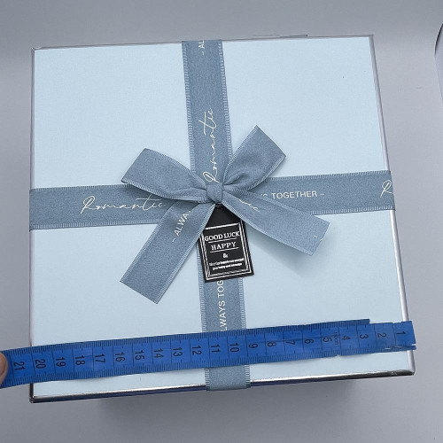 Подарункова коробка 1шт 20*20*12см Голуба з голубим бантиком 