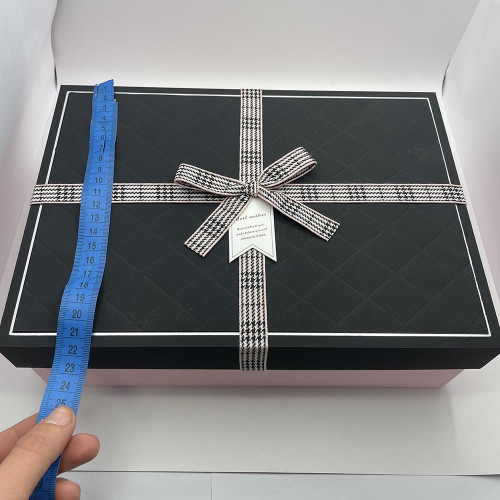 Подарункова коробка 1шт 25*34*12см Чорна з бантиком в кліточку