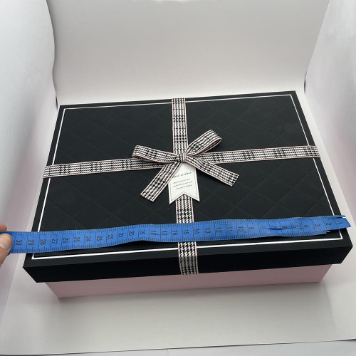Подарункова коробка 1шт 25*34*12см Чорна з бантиком в кліточку