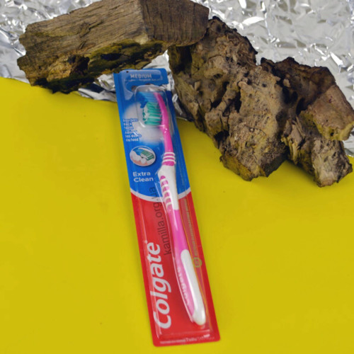 Зубна щітка Colgate Extra Clean Середньої жорсткості 1 шт.