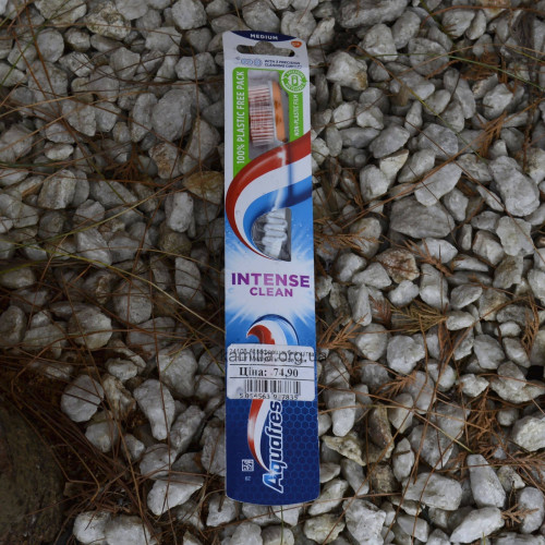 Зубна щітка Aquafresh Medium Intence Clean 1 шт.
